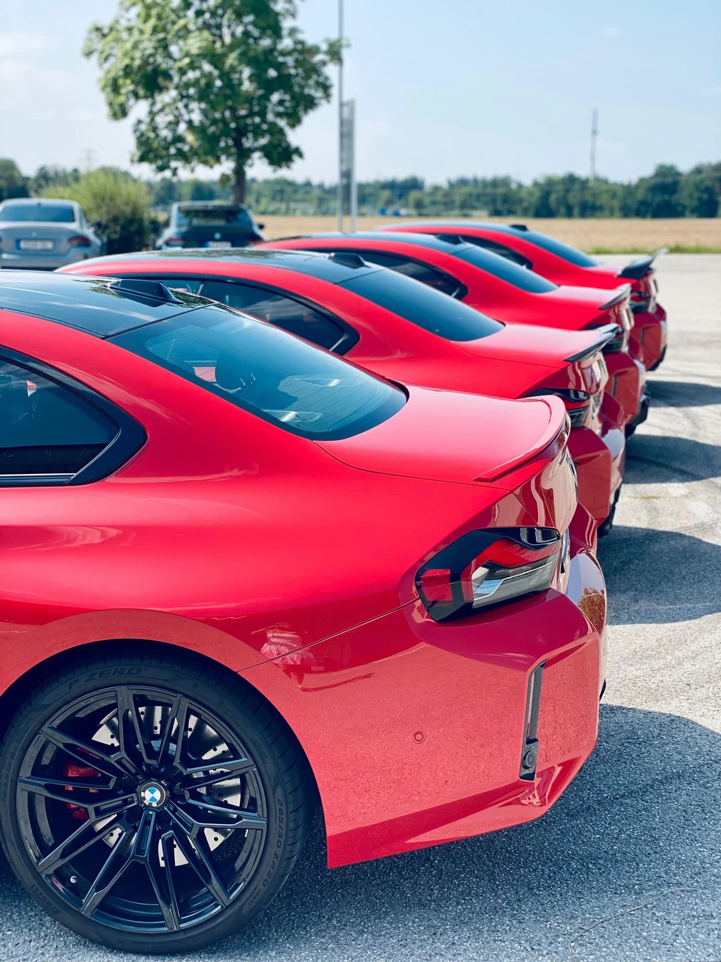 Reihe roter BMW M2 nebeneinander auf dem Parkplatz