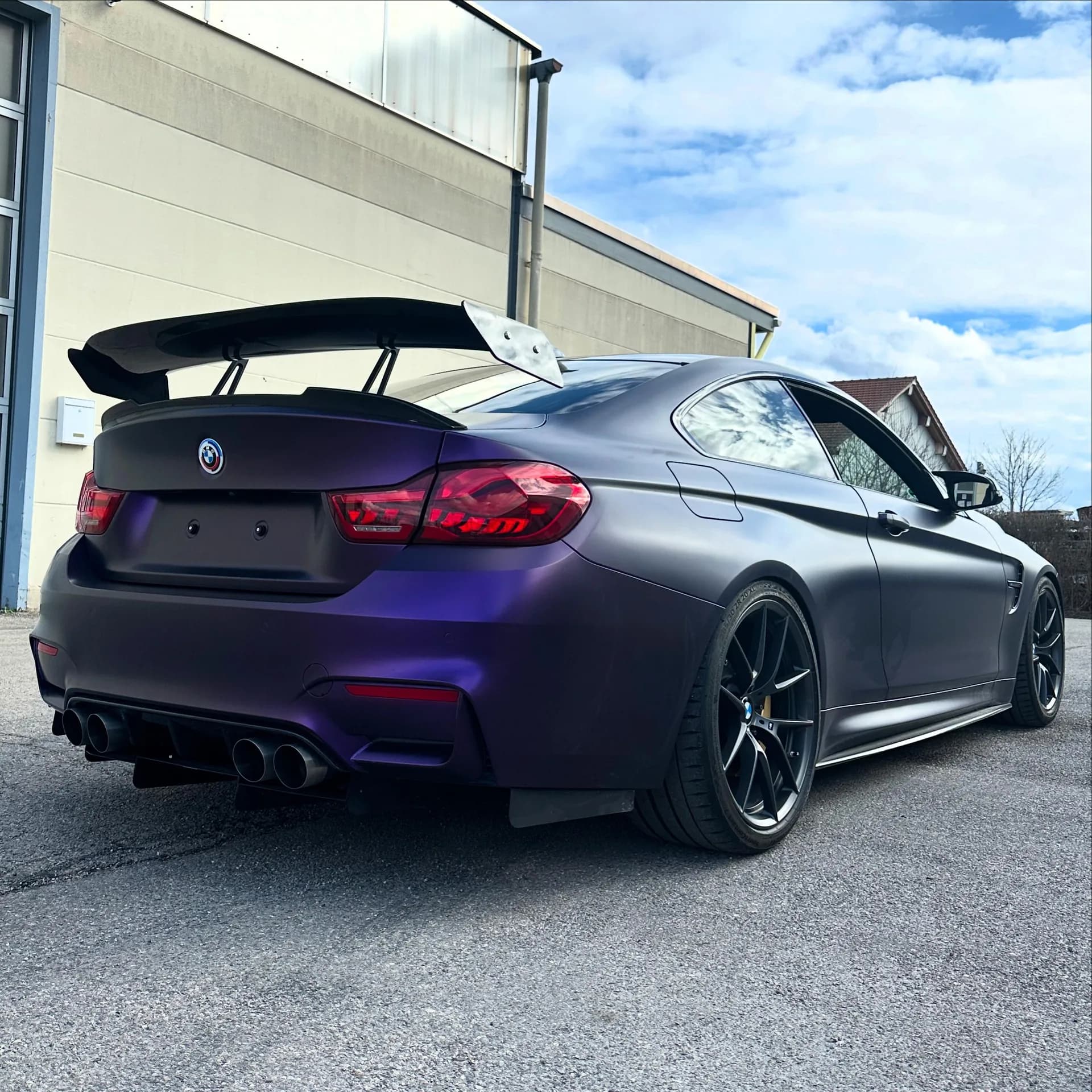 Matt violetter BMW M4 mit großem GT-Heckflügel