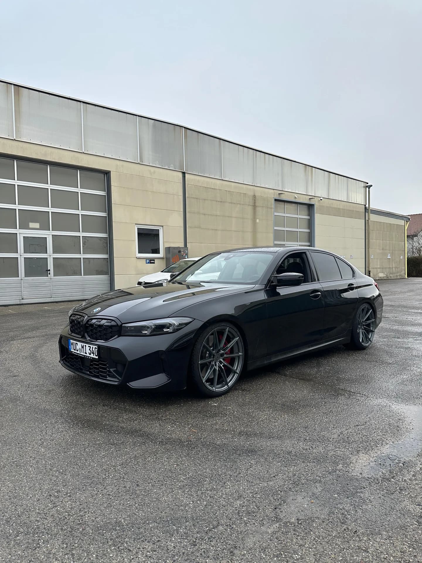 Schwarzer BMW M340i auf dem Hof vor der Werkstatt